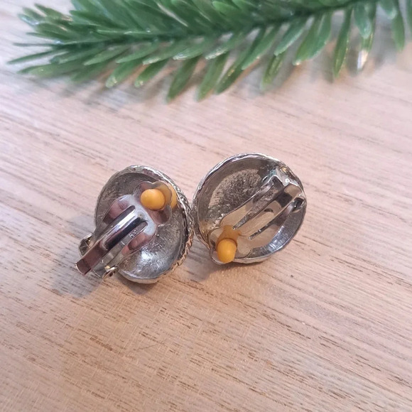 Clip on Silver tone earrings with pearl accent - Picture 5 of 5